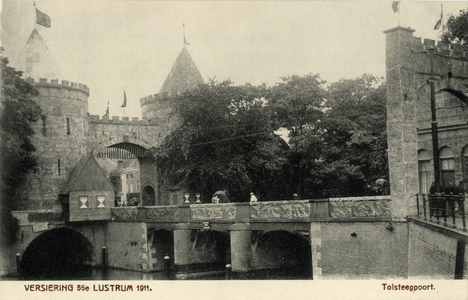 221860 Gezicht op de gereconstrueerde Tolsteegpoort bij de Tolsteegbrug over de Stadsbuitengracht te Utrecht, onderdeel ...